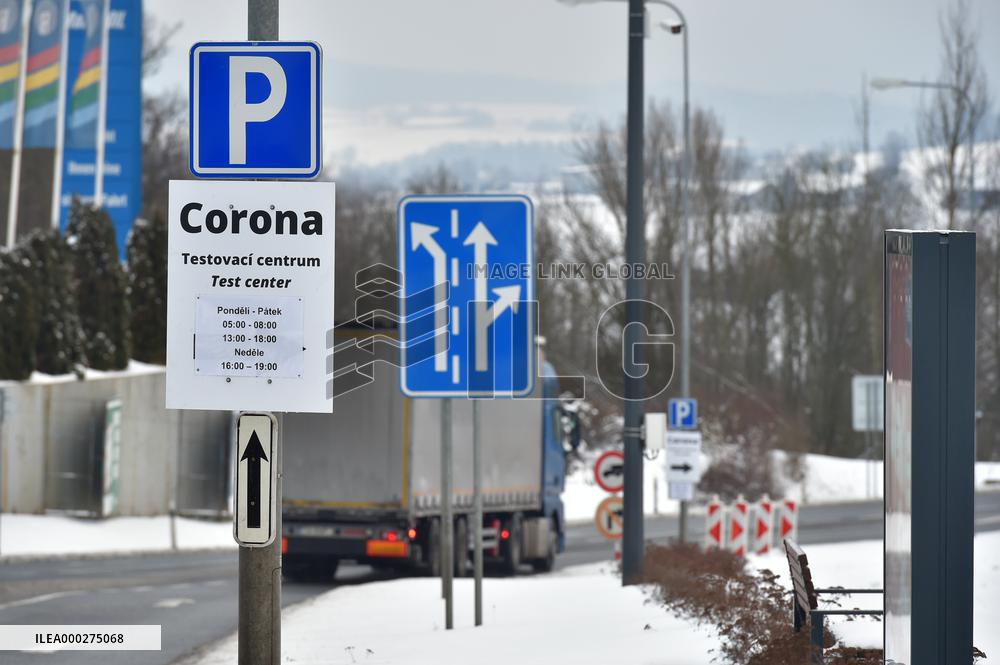 sign for mandatory coronavirus tests in Folmava-Furth im Wald border crossing