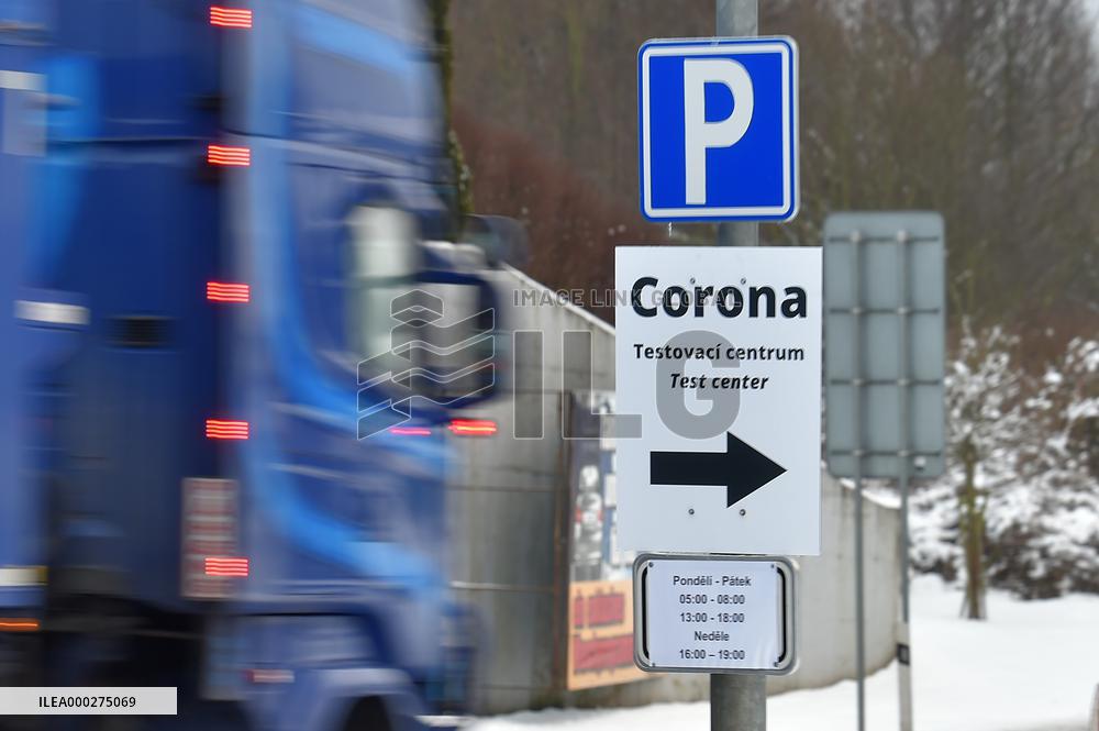sign for mandatory coronavirus tests in Folmava-Furth im Wald border crossing
