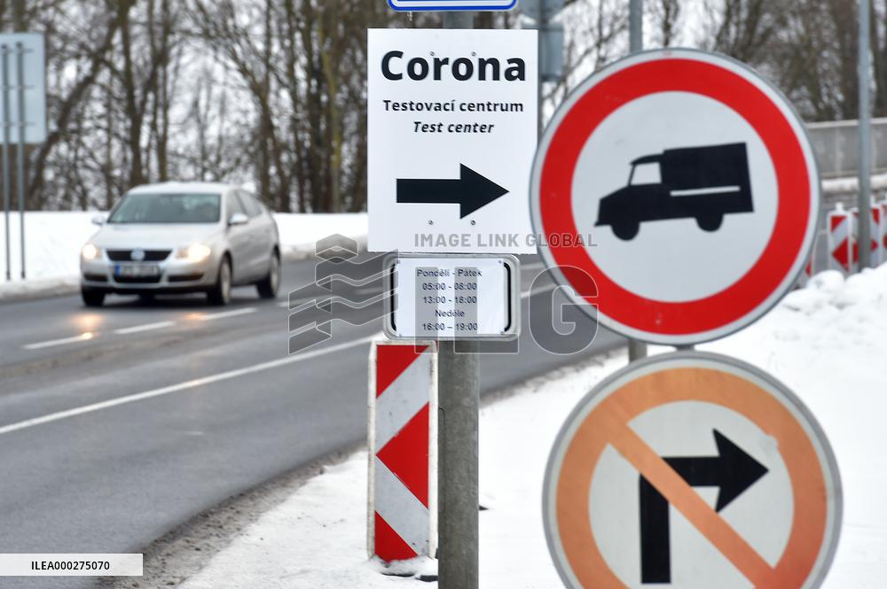 sign for mandatory coronavirus tests in Folmava-Furth im Wald border crossing