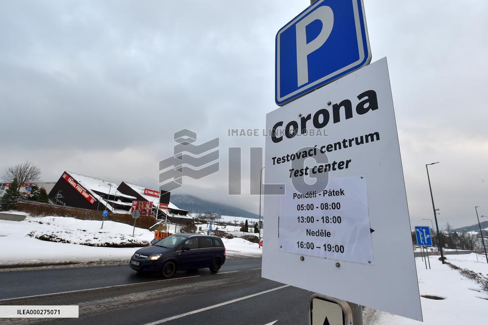 sign for mandatory coronavirus tests in Folmava-Furth im Wald border crossing