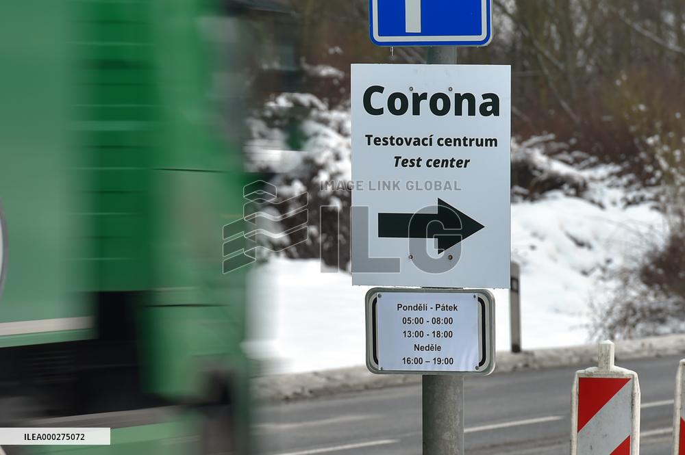 sign for mandatory coronavirus tests in Folmava-Furth im Wald border crossing