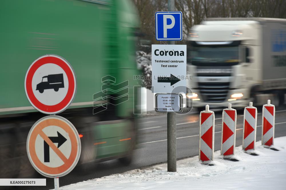 sign for mandatory coronavirus tests in Folmava-Furth im Wald border crossing