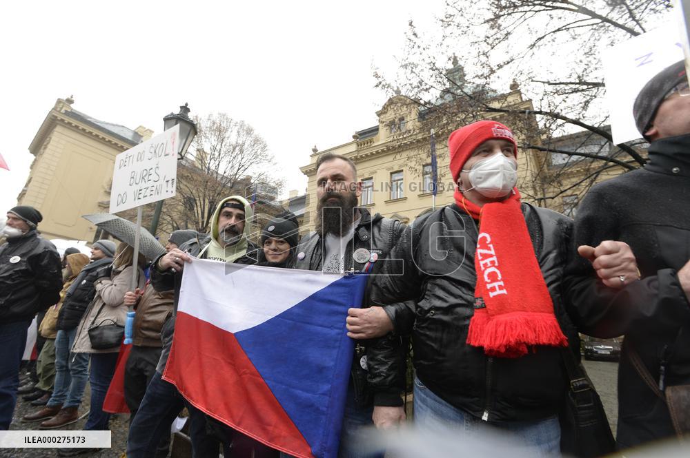 Some 50 protesting against anti-COVID rules outside Government Office