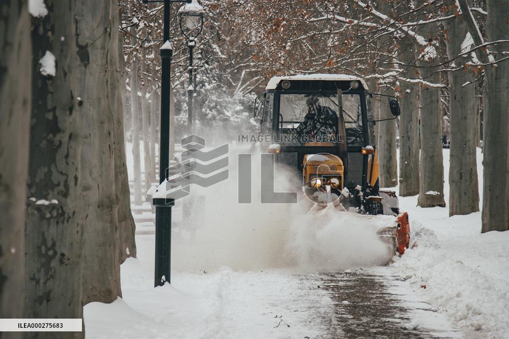 Prague, snow, utility, snow.