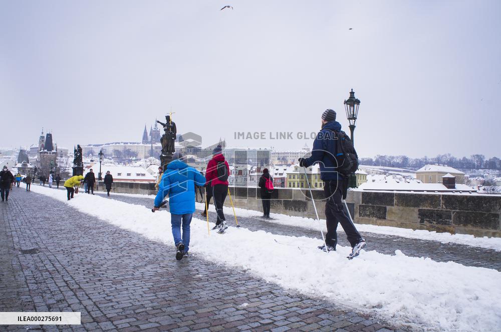 Prague, Charles Bridge, winter, snow, weather, people