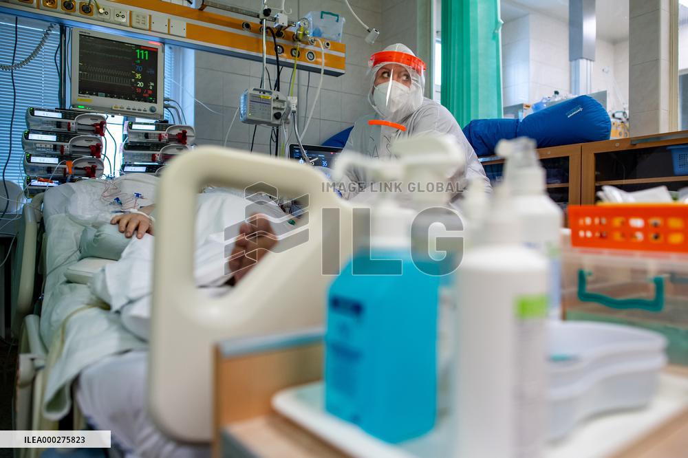 Department of anesthesiology and resuscitation for patients with COVID-19 disease in the Trutnov Hospital