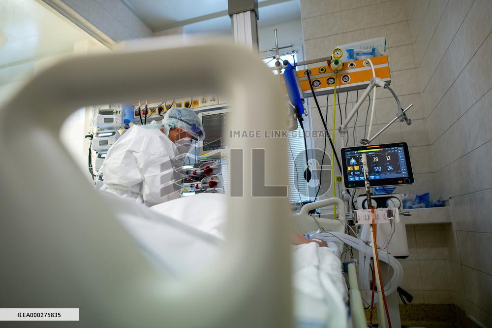 Department of anesthesiology and resuscitation for patients with COVID-19 disease in the Trutnov Hospital