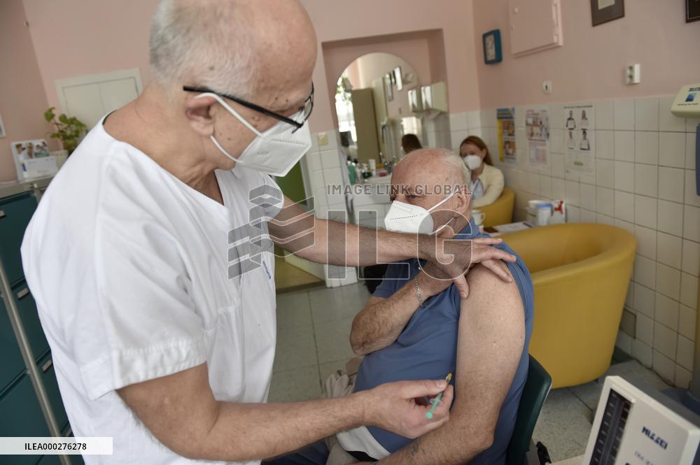 Vaccination of seniors against coronavirus, Czech Republic, syringe, senior