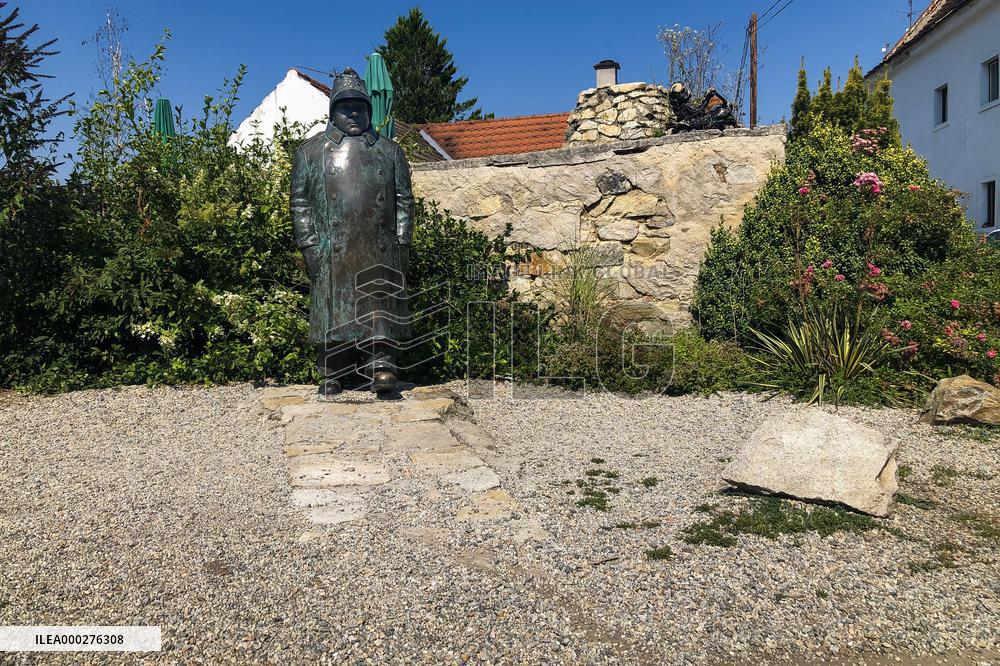 Putim, village, stone, statue, soldier, Svejk