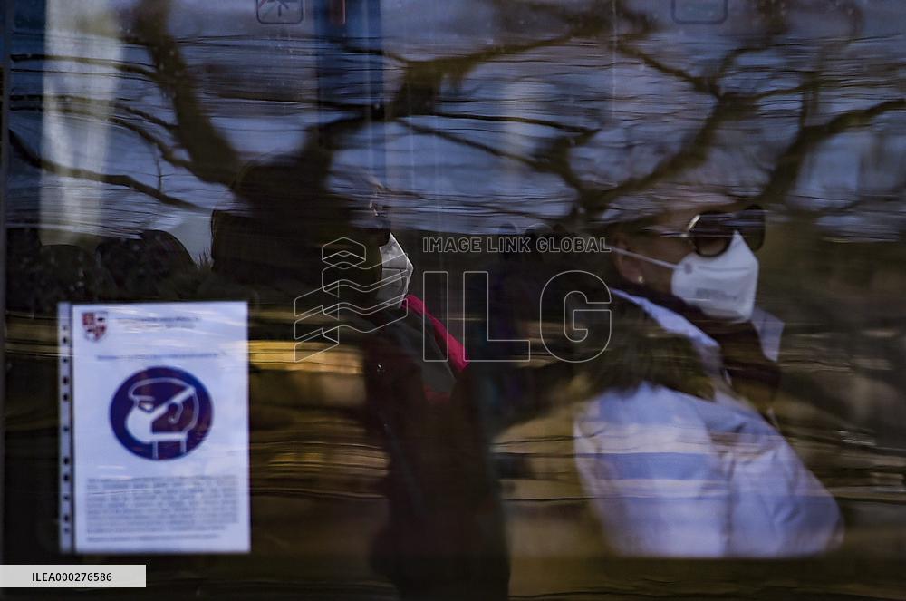 people, respirators, traffic