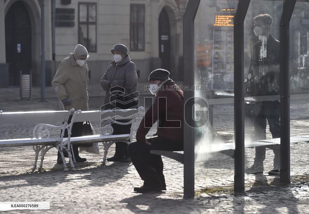 people, respirators, traffic