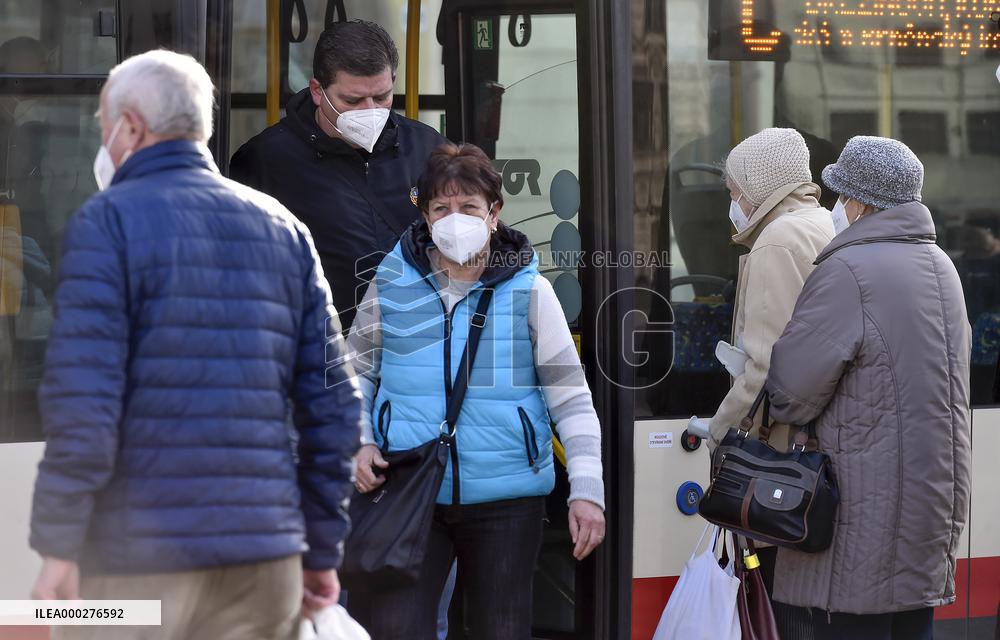 people, respirators, traffic