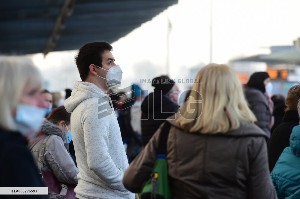 people, respirators, traffic