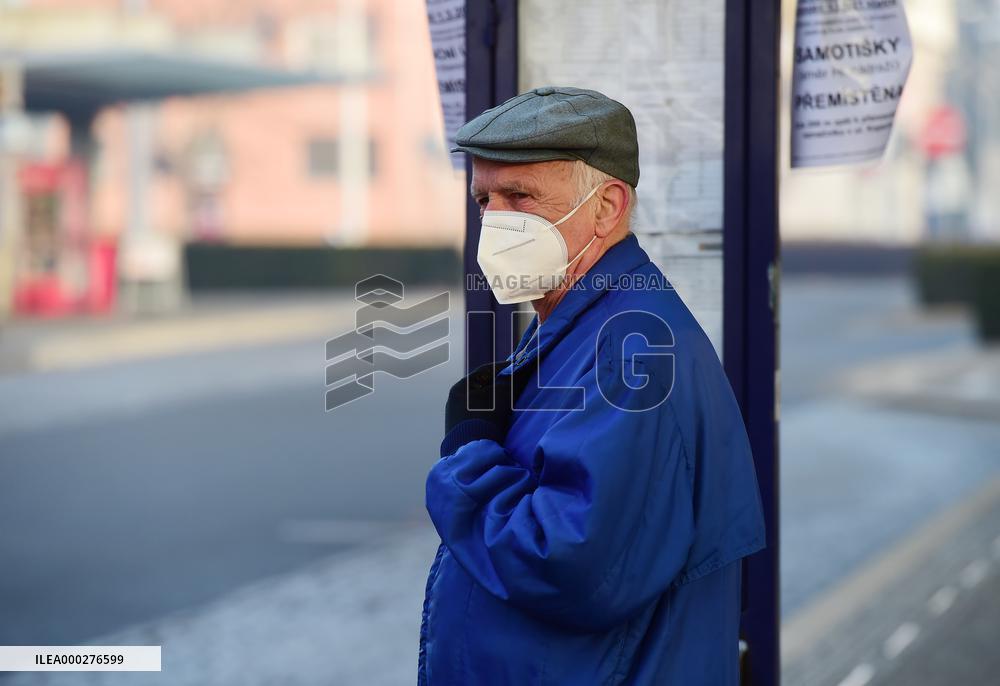 people, respirators, traffic