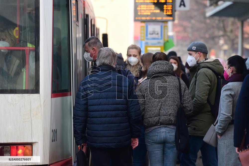 people, respirators, traffic