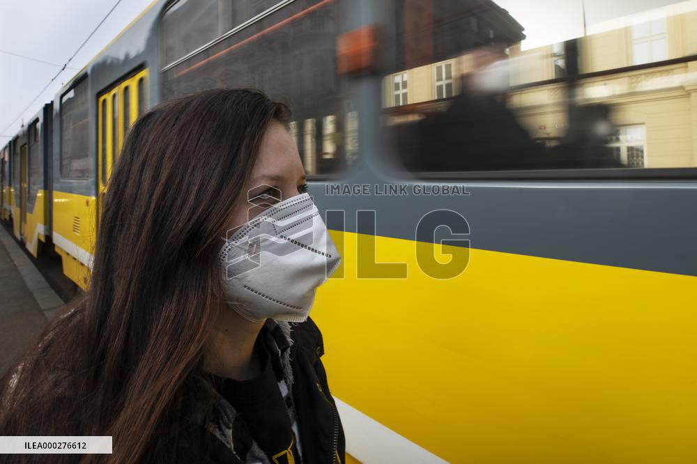 people, respirators, traffic
