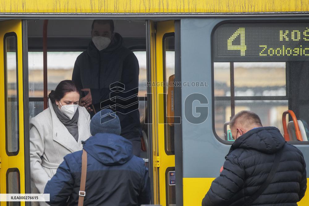 people, respirators, traffic