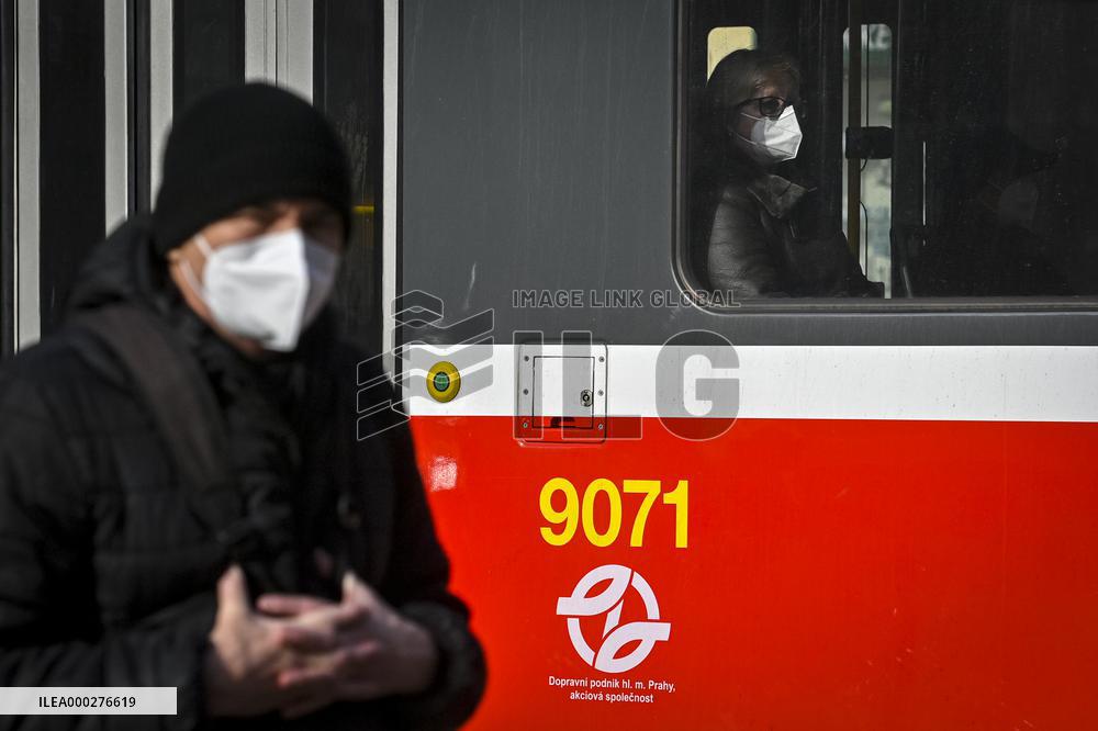 people, respirators, traffic