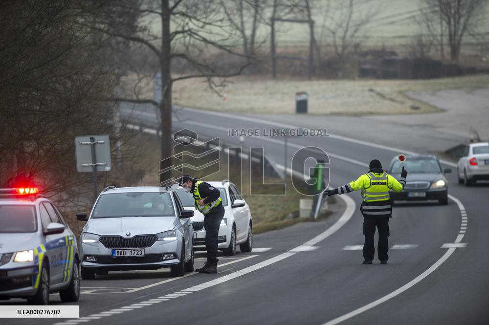 Police control, policemen, car, road, way, Kosov, epidemic restrictions
