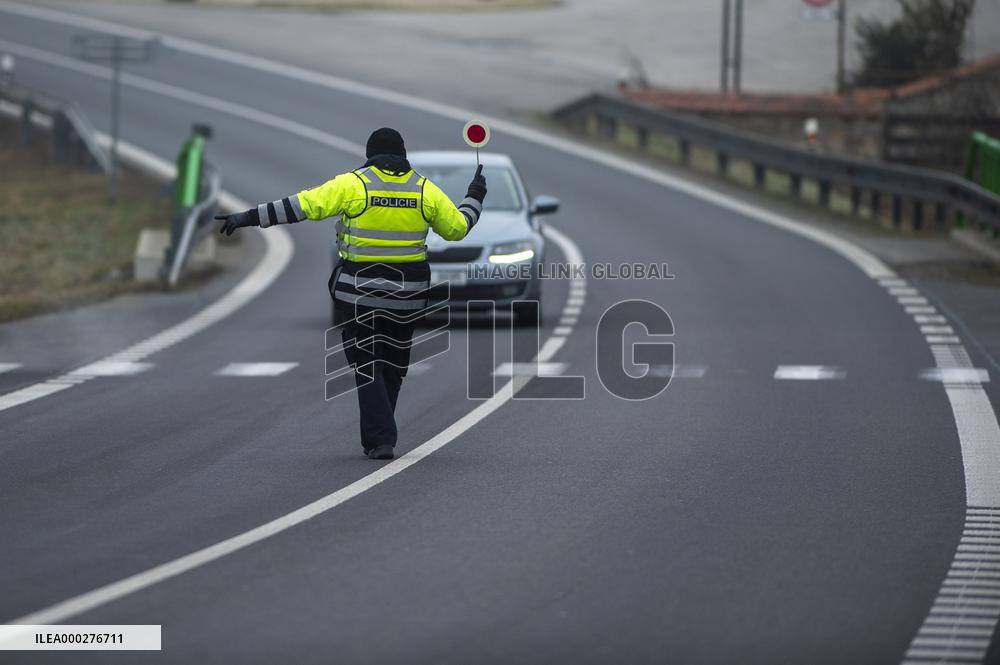 Police control, policemen, car, road, way, Kosov, epidemic restrictions