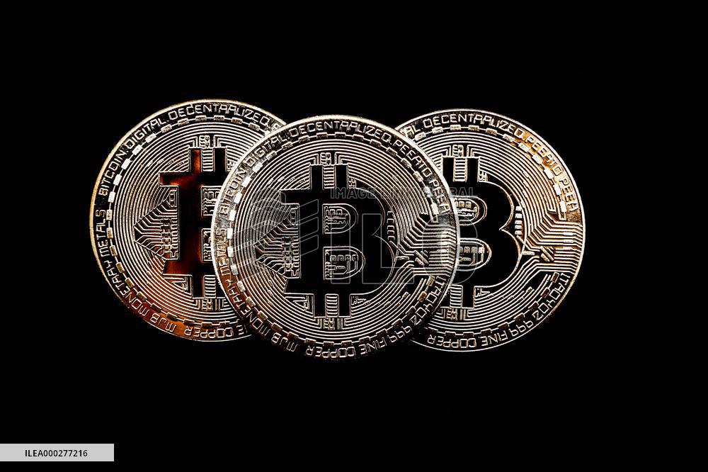 Bitcoin, gold coin, logo, cryptocurrency