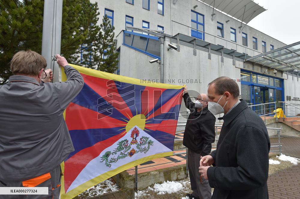 The Karlovy Vary Region office raises Tibetan  flag