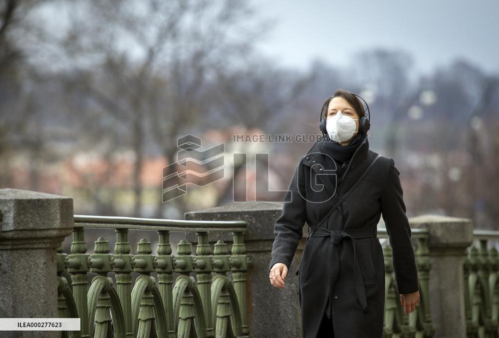 woman, respirator, coronavirus, COVID-19