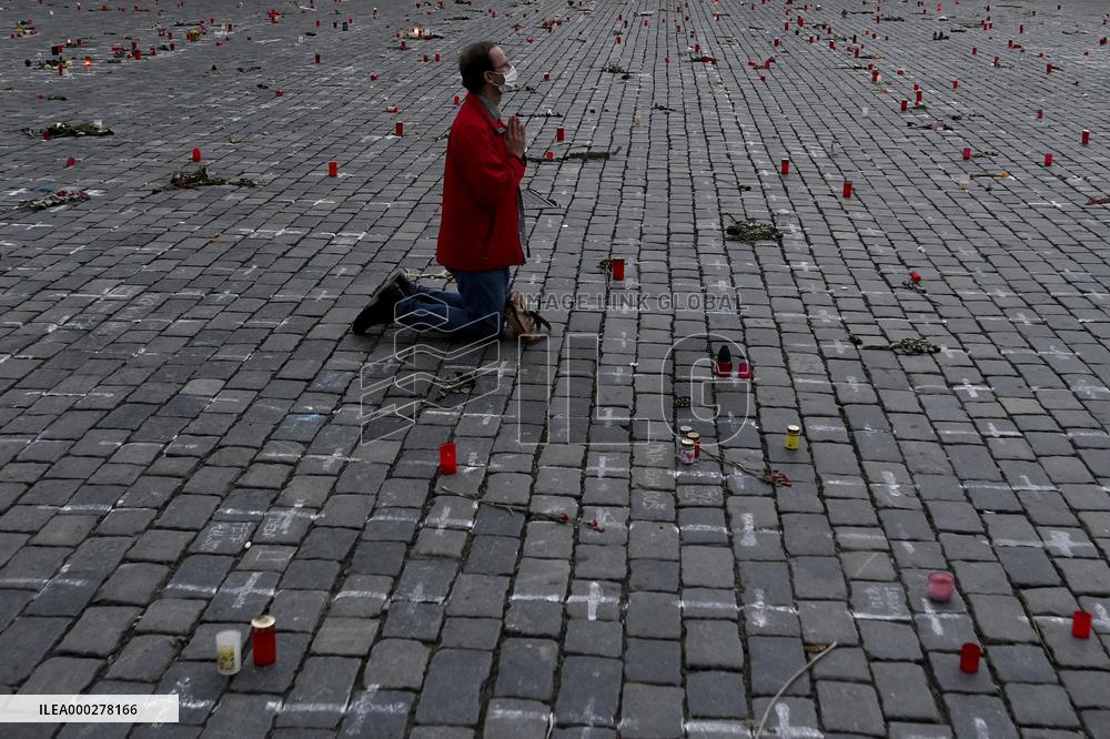 Old Town Square, Prague, memorial, little white crosses, cross, praying