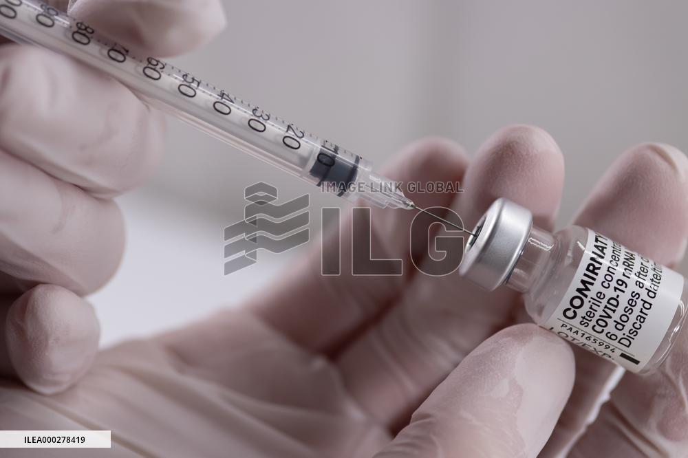 Vaccine, Comirnaty, Pfizer, syringe.