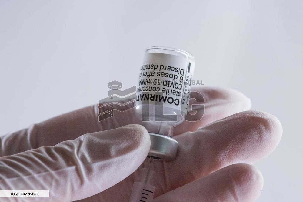 Vaccine, Comirnaty, Pfizer, syringe.