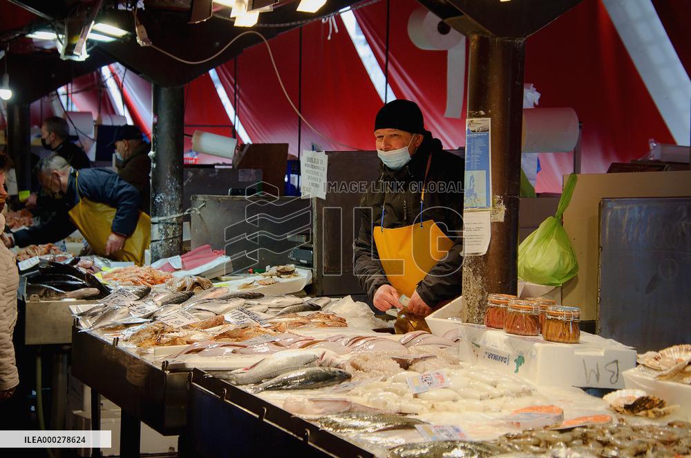 fish market, lockdown, fresh fish, sale