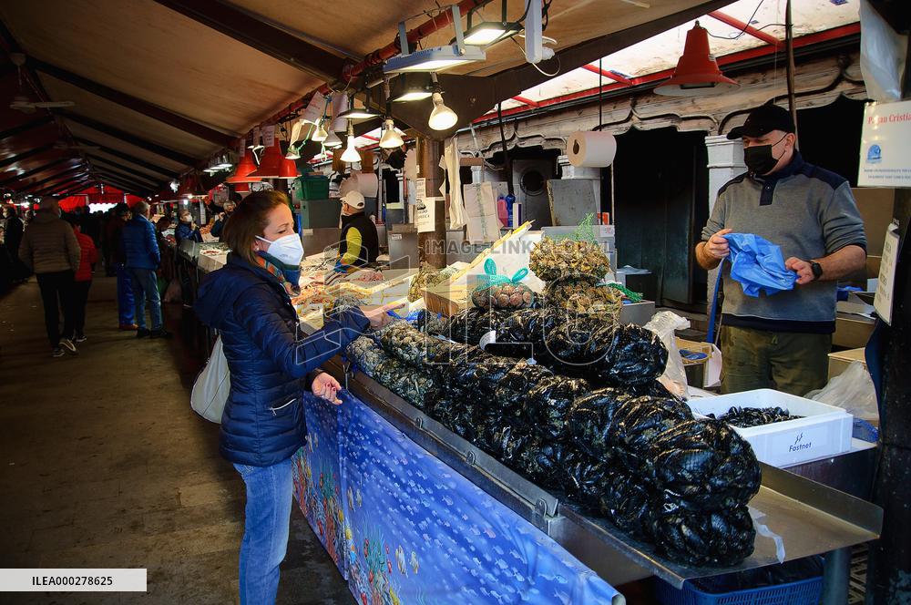 fish market, lockdown, fresh fish, sale