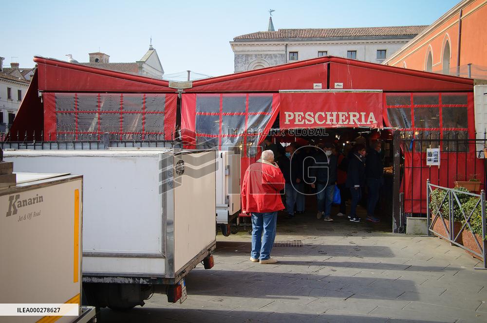 fish market, lockdown, fresh fish, sale