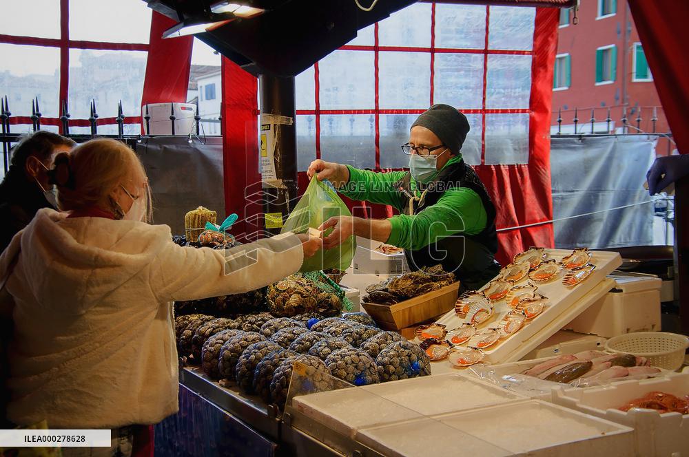 fish market, lockdown, fresh fish, sale