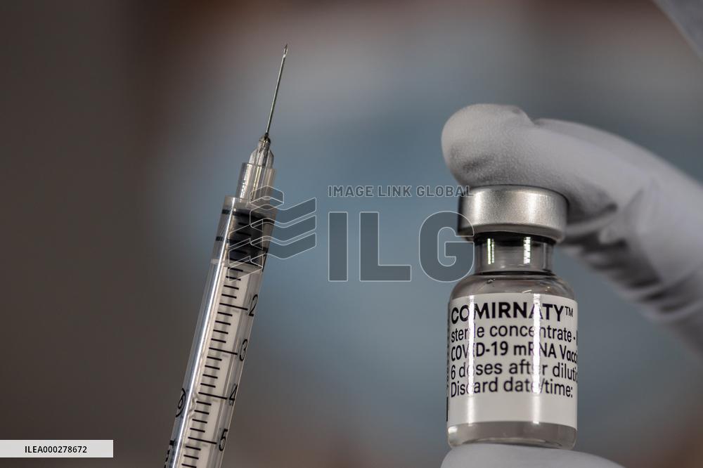 Vaccine, Comirnaty, Pfizer, syringe, medic.