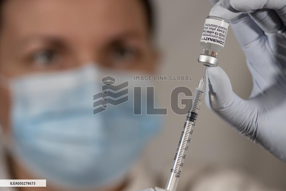 Vaccine, Comirnaty, Pfizer, syringe, medic.