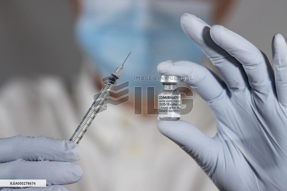 Vaccine, Comirnaty, Pfizer, syringe, medic.