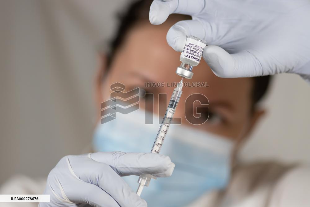 Vaccine, Comirnaty, Pfizer, syringe, medic.