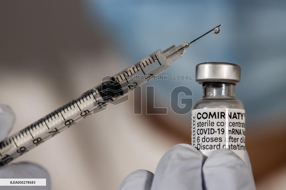 Vaccine, Comirnaty, Pfizer, syringe, medic.