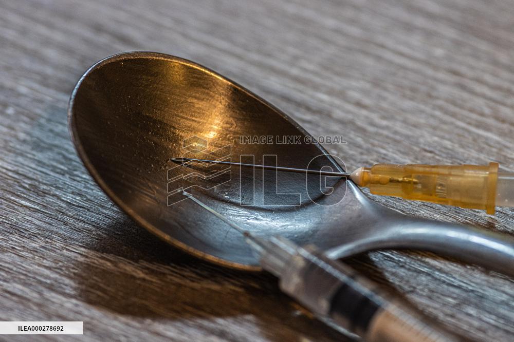 Injection, spoon, syringe.