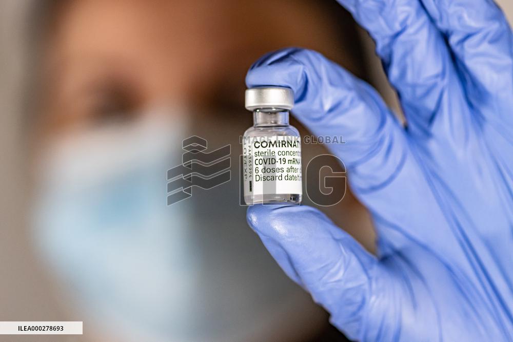 Vaccine, Comirnaty, Pfizer, syringe, medic.