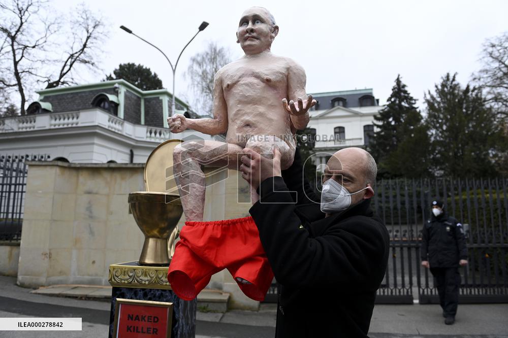 Statue, Russian President Vladimir Putin sitting on a golden toilet