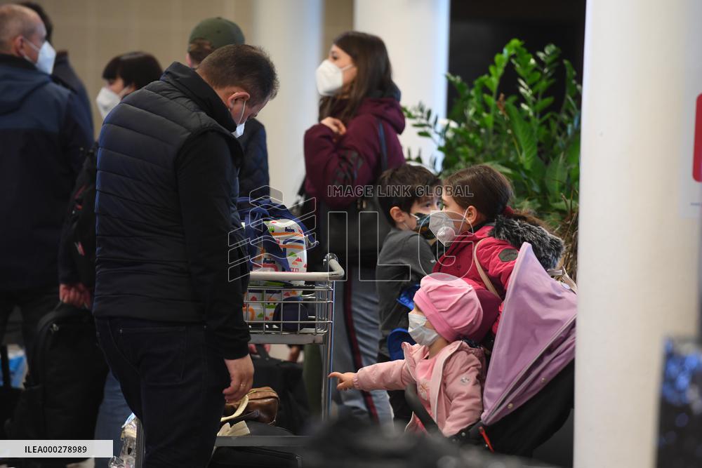 Expelled diplomats, departure, aircraft, Vaclav Havel Airport Prague, luggage