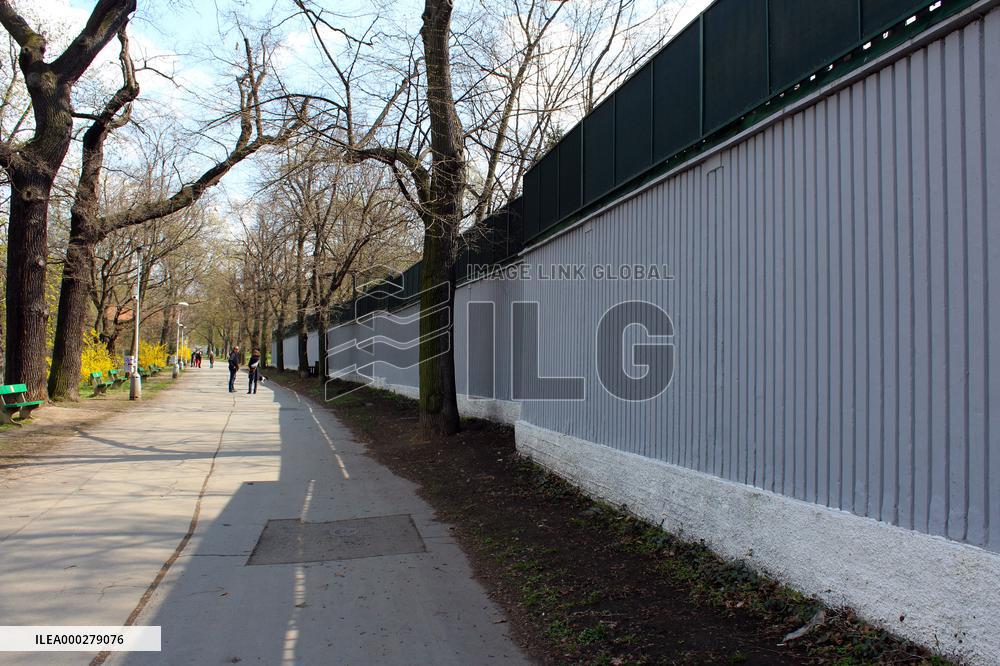 Embassy of the Russian Federation in Prague, property, Stromovka park, wall