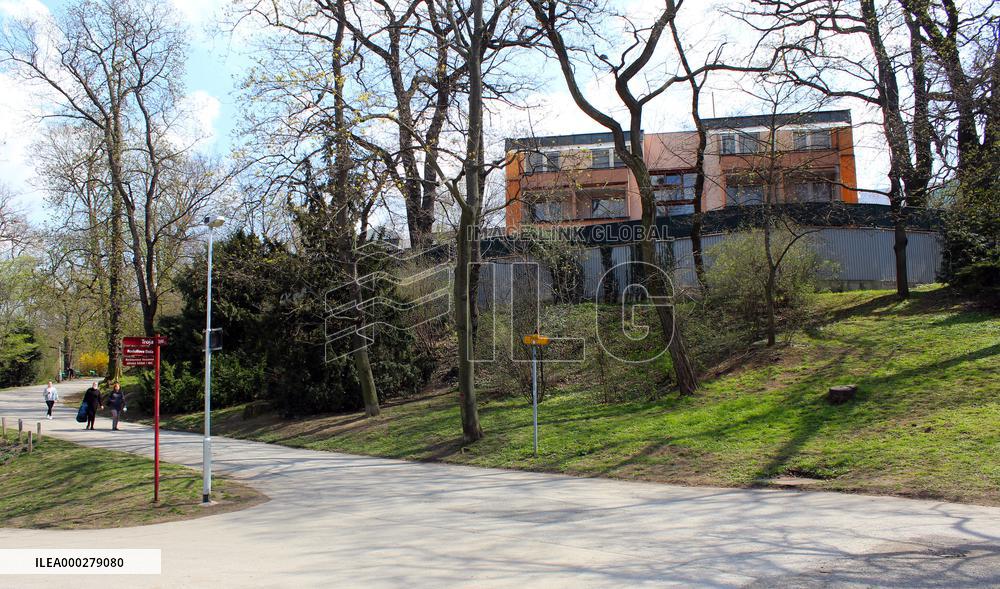 Embassy of the Russian Federation in Prague, property, Stromovka park, wall