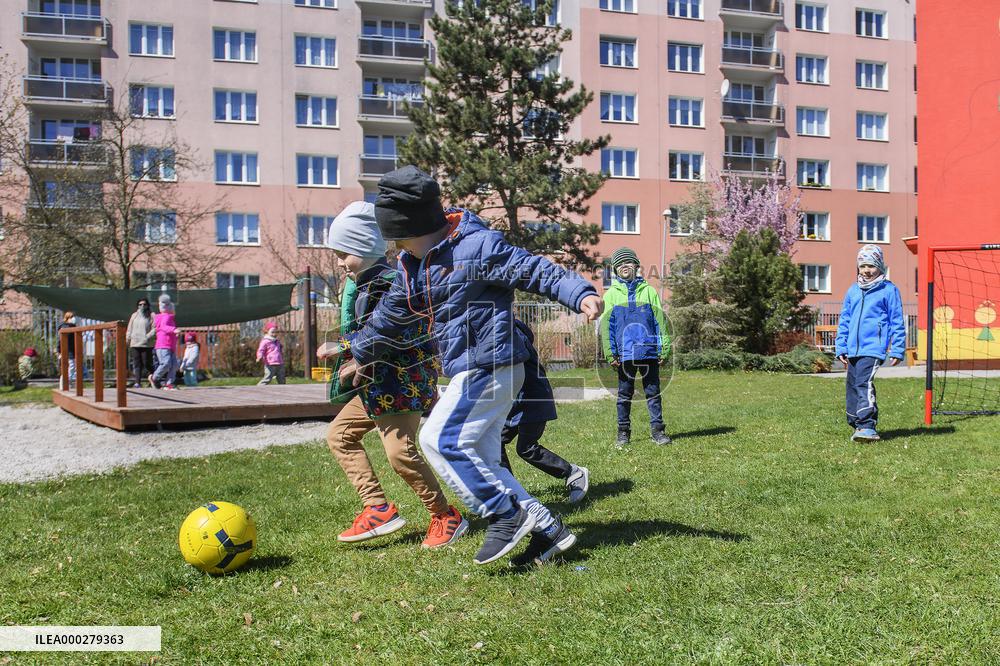 Kindergarten, small children, reopen
