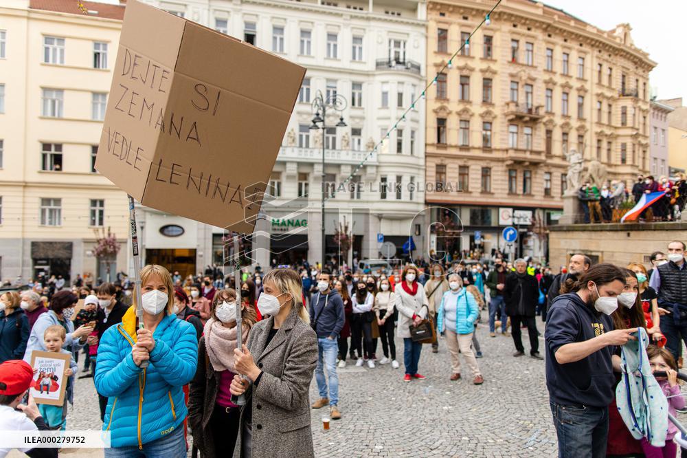 People, demonstrations against pro-Russian stances of President Milos Zeman