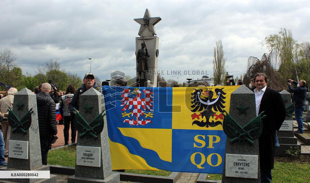 Fans of Russian Night Wolves pay homage to fallen WWII soldiers, opponents