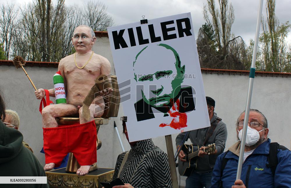 Fans of Russian Night Wolves pay homage to fallen WWII soldiers, opponents, Putin