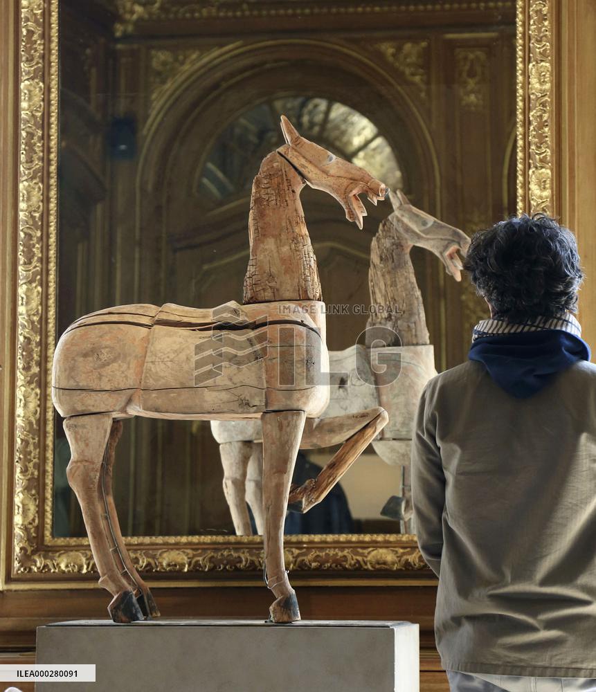 Auction of works left by late fashion designer Takada